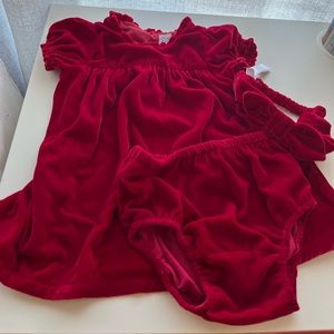 Holiday dress Like new Velevet  Baby Dress Set, Size 12-18 months.